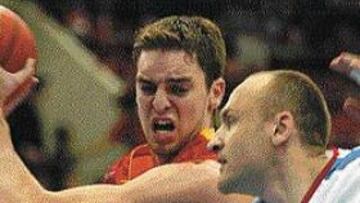 <b>IMPARABLE.</b> Los rusos lanzaron sobre Pau Gasol todos sus recursos, pero en vano. Solovyov, por ejemplo, se mostró impotente ante el catalán.
