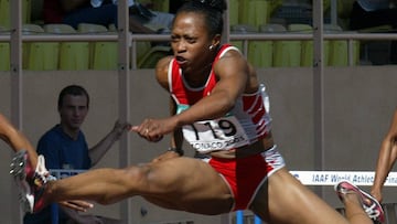 Gail Devers compite durante la final de 100 metros vallas de la IAAF World Athletics Final de M&oacute;naco de 2003.