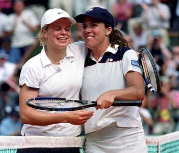 En 2001, Jennifer Capriati firmó uno de los mejores años de su carrera, quizás el mejor. Tras ganar el Open de Australia, la estadounidense se presentó en París como cabeza de serie número 4 y dispuesta a todo. No gozaba del mayor favoritismo en esta superficie, pero demostró un estado de forma y mentalidad tremendas. La belga Kim Clijsters suponía un terrible escollo en la final y más teniendo en cuenta que arrasó en el primer set: 1-6. Pero Capriati no se vino abajo lo más mínimo y se llevó el título después de un interminable y legendario tercer set: 12-10.