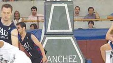 <b>EN EL PUNTO DE MIRA. </b>Bloqueo de Felipe Reyes a Louis Bullock, los dos jugadores más decisivos del Real Madrid y a los que Querejeta, presidente del Tau, ha acusado de bula arbitral.