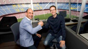 Carles Vich y Aleix Santacana, en la cabina de megafon&iacute;a del Camp Nou.
