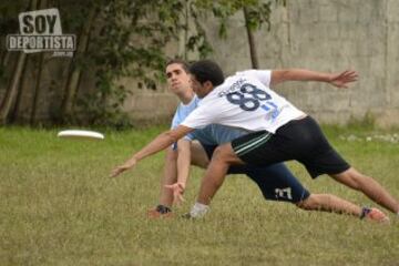 Los jugadores no pueden caminar ni correr mientras tengan el disco en las manos. El Ultimate es distinguido por su principio del "Espíritu de Juego", su alto rendimiento y la alegría del juego. El ultimate recoge elementos del fútbol, del baloncesto y del fútbol americano, sustituyendo el balón por un disco volador (frisbee). Una de sus características más llamativas es la ausencia de un árbitro, el deporte se regula por el espíritu deportivo de cada jugador y equipo. Sus orígenes se remontan al ámbito universitario estadounidense de los años 60, introduciéndose en Europa a principios de los años 80. A nivel mundial se estima que hay unos 300 000 jugadores distribuidos en aproximadamente 5000 equipos.