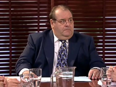 Interpretó a Conrado, el abogado de Antonio Recio. Su papel era el de un profesional serio que contrastaba con el caos del edificio. Falleció en 2014 a los 51 años por cáncer de pulmón.