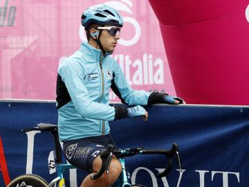 Samuele Battistella antes de comenzar la cuarta etapa 