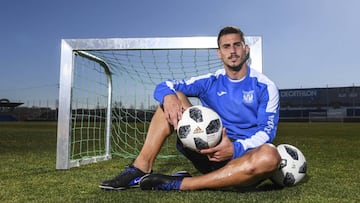 Gabriel Pires posa con un bal&oacute;n durante una entrevista.