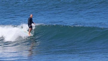 Román Díez surfeando