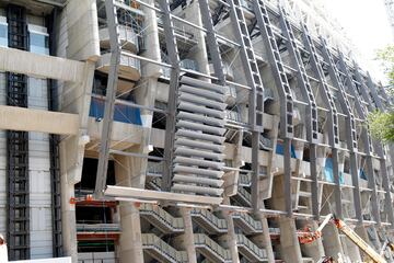Las obras de remodelaci¨®n del estadio del club blanco siguen avanzando sin parar durante el verano. As¨ª se encuentra el exterior del estadio durante estos d¨ªas.