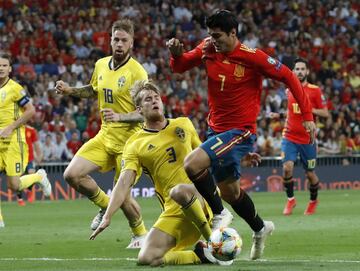 Jugada del penalti de Filip Helander a ?lvaro Morata.