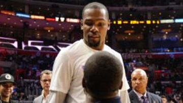 Kevin Hart habla con Kevin Durant.