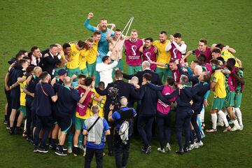 La selección de Australia celebró su pase a octavos con Martin Boyle, lesionado de gravedad en el rodilla justo antes del inicio del torneo.