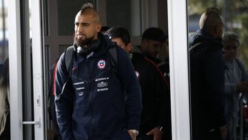 Futbol, salida de la seleccion chilena desde Porto Alegre
Copa America 2019
El jugador de la seleccion chilena Arturo Vidal es fotografiado a su salida desde el hotel Novotel de Porto Alegre, Brasil.
04/07/2019
Andres Pina/Photosport
Football, Chilean National Team leave Porto Alegre
Copa America Championship 2019
Chile's player Arturo Vidal is pictured as he leaves the Novotel hotel in Porto Alegre, Brazil.
04/07/2019
Andres Pina/Photosport
