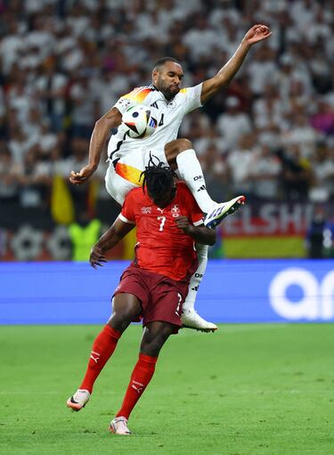 Duelo aéreo entre Jonathan Tah de Alemania y Breel Embolo de Suiza.