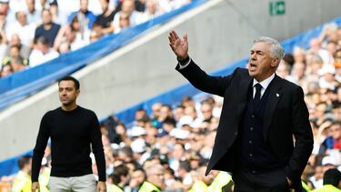 MADRID, 16/10/2022.- El entrenador del FC Barcelona, Xavi Hernández (i), y el entrenador del Real madrid Carlo Ancelotti, durante el partido de la novena jornada de Liga que Real Madrid y FC Barcelona disputan este domingo en el estadio Santiago Bernabéu de Madrid. EFE/ Sergio Pérez