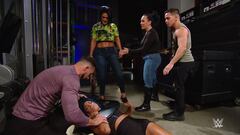Bayley ataca a Sasha Banks en SmackDown.