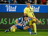 Alaves' Spanish defender #03 Youssef Enriquez (L) and Villarreal's Uruguayan defender #15 Santiago Mourino fight for the ball during the Spanish League football match between Deportivo Alaves and Villarreal CF at Mendizorroza Stadium in Vitoria on March 13, 2026. (Photo by ANDER GILLENEA / AFP)
