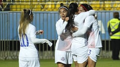 La jugadora de Chile, Karen Araya, celebra con sus compa&ntilde;eras su gol contra Sudafrica.