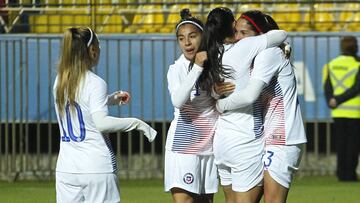 La jugadora de Chile, Karen Araya, celebra con sus compa&ntilde;eras su gol contra Sudafrica.