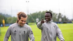 Pione Sisto bromea con Miguel Rodr&iacute;guez durante un entrenamiento del Celta en A Madroa.