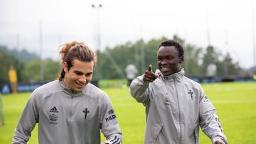 Pione Sisto bromea con Miguel Rodríguez durante un entrenamiento del Celta en A Madroa.