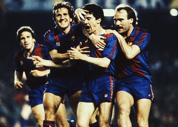 La Copa de Europa de la temporada 1985-86 trajo al barcelonismo una de las mayores decepciones de su historia, al perder la final contra Steaua de Bucarest, en Sevilla. A dicha final accedieron tras una noche m¨¢gica en semifinales ante el G?teborg, en el Camp Nou. Los blaugranas tra¨ªan un 3-0 de Suecia, pero en el encuentro de vuelta un sensacional Pichi Alonso consigui¨® igualar la eliminatoria con un hat-trick. El primero lleg¨® en el inicio del partido, a pase de Calder¨¦. Los dos tantos restantes se hicieron esperar. En el segundo, Migueli le busc¨® en largo y en el tercero, aprovech¨® un centro de Carrasco para rematar con la cabeza. El resultado no se volvi¨® a mover y en los penaltis... otro protagonista. Urruti fue el h¨¦roe. El meta par¨® el quinto penalti a Nilsson, que hubiera puesto a los suecos en la final y en la muerte s¨²bita adem¨¢s, el portero marc¨® un penalti. V¨ªctor anot¨® el lanzamiento decisivo y fue abrazado en la celebraci¨®n por un ni?o recogepelotas llamado Pep Guardiola.