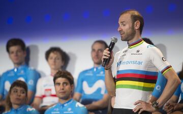 Alejandro Valverde pronuncia unas palabras durante la presentación. 