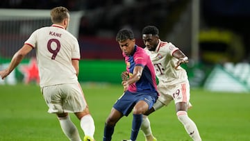 BARCELONA, 23/10/2024.- El delantero del FC Barcelona Lamine Yamal (c), marcado por el defensa del Bayern Alphonso Davies (d), durante el encuentro correspondiente a la fase regular de la Liga de Campeones que disputan hoy miércoles FC Barcelona y Bayern Munich en el estadio Olímpico Lluis Companys, en Barcelona. EFE/Alejandro García.