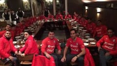 La Roja repite su cábala de la Copa y el plantel sale a cenar