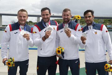 Marcus Walz, Saúl Craviotto, Carlos Arévalo y Rodrigo Germade posan con la medalla de plata. 