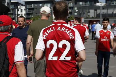 Seguidores del Arsenal se despiden de Wenger.