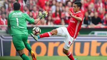 El delantero del Benfica podría abandonar al club portugués, ya que los Hammers han puesto los ojos en el atacante mexicano.