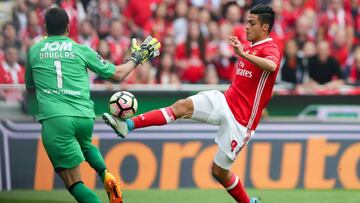 El delantero del Benfica podr&iacute;a abandonar al club portugu&eacute;s, ya que los Hammers han puesto los ojos en el atacante mexicano.