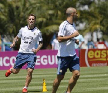 Argentina hizo su última práctica en el predio de Ezeiza antes de viajar a Colombia. Higuaín entrenó con normalidad, Lamela lo hizo aparte.