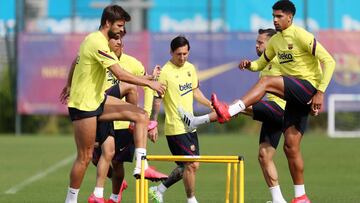 BARCELONA, SPAIN - MAY 25: In this handout provided by FC Barcelona Lionel Messi (3dR) of FC Barcelona exercises with teammates Jordi Alba (R), Junior Firpo (R), Arturo Vidal (3dL) and Gerard Pique (L) during a training session on May 22, 2020 in Barcelo