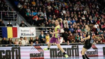 Silvia Arderíus acaba un contragolpe.