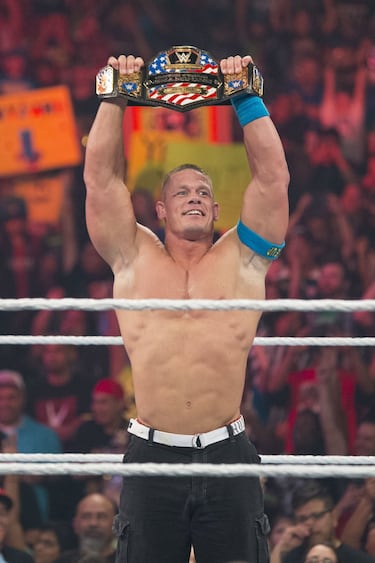 John Cena (West Newbury, Massachussetts, 48 años) es otro de los luchadores que han pasado del ring a Hollywood. En el caso de Cena es algo más reciente que lo de The Rock, por ello, todavía continúa apareciendo de manera esporádica en WWE, aunque cada vez menos. Su personaje de rapero y exmarine es uno de los más recordados por la gente. Esa versión rapera le salvó, estaba con un pie fuera de la compañía, pero con sus rimas improvisadas logró conectar con la gente. 