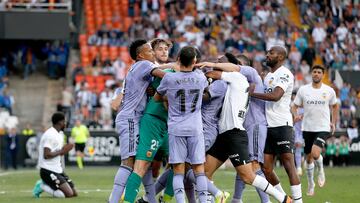 Un momento de la tángana entre los jugadores del Valencia y del Madrid.