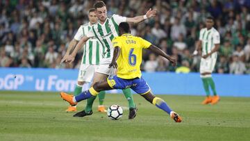 Fabi&aacute;n Ruiz controla un bal&oacute;n durante un partido con el Betis.