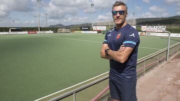 El seleccionador espa&ntilde;ol de hockey hierba Fred Soyez posa en una entrevista para AS.