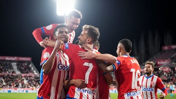 GIRONA, 17/01/2024.- Los jugadores del Girona celebran uno de los goles conseguidos durante el encuentro correspondiente a los octavos de final de la Copa del Rey que Girona y Rayo Vallecano disputan hoy miércoles en el Estadio Municipal de Montilivi, en Girona. EFE / David Borrat.