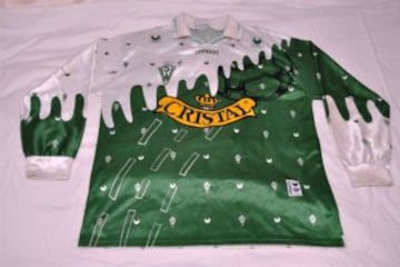 Wanderers 1997 y una camiseta donde intentaron homenajear al Loro, s&iacute;mbolo del club.