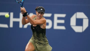 Garbiñe Muguruza ejecuta un revés a dos manos.