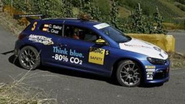 <b>CON EL SCIROCCO. </b>Sainz ya utilizó un Volkswagen como coche cero en el Rally de Alemania.