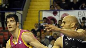 <b>A POR ELLA. </b>Triguero y Fisher intentan agarrar la pelota.