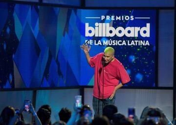 AME01. LAS VEGAS (ESTADOS UNIDOS), 25/04/2019.- El cantante puertorriqueño Bad Bunny recibe el premio a Artista del Año, Redes Sociales durante la vigésimo primera edición de los Premios Billboard de la Música Latina 2019 este jueves, en el Hotel y Casino Mandalay Bay de Las Vegas (Nevada, EE.UU.). EFE/Armando Arorizo