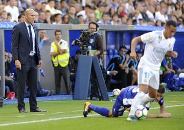 Zinedine Zidane observa un lance del partido.