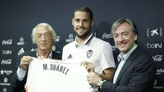 Mario Su&aacute;rez posa con la camiseta del Valencia junto a Juan Cruz Sol y Suso Garc&iacute;a Pitarch.