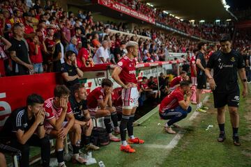 Los jugadores del Nástic de Tarragona desolados.