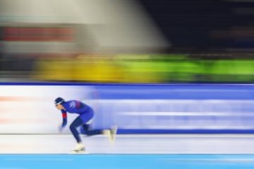 Brittany Bowe en la carrera de patinaje de velocidad de los 500m femeninos.