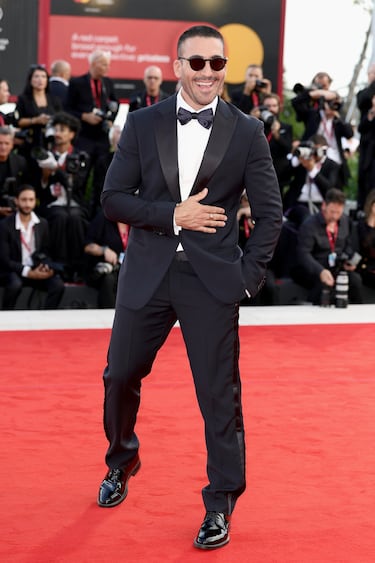 Miguel Ángel Silvestre asiste a la alfombra roja de "Frankenstein" durante el 82.º Festival Internacional de Cine de Venecia.
