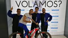 Jaime Alguersuari posa con alguno de los participantes en las Titan Series de Arabia Saud&iacute; con el equipo de &#039;Where is the limit?&#039;